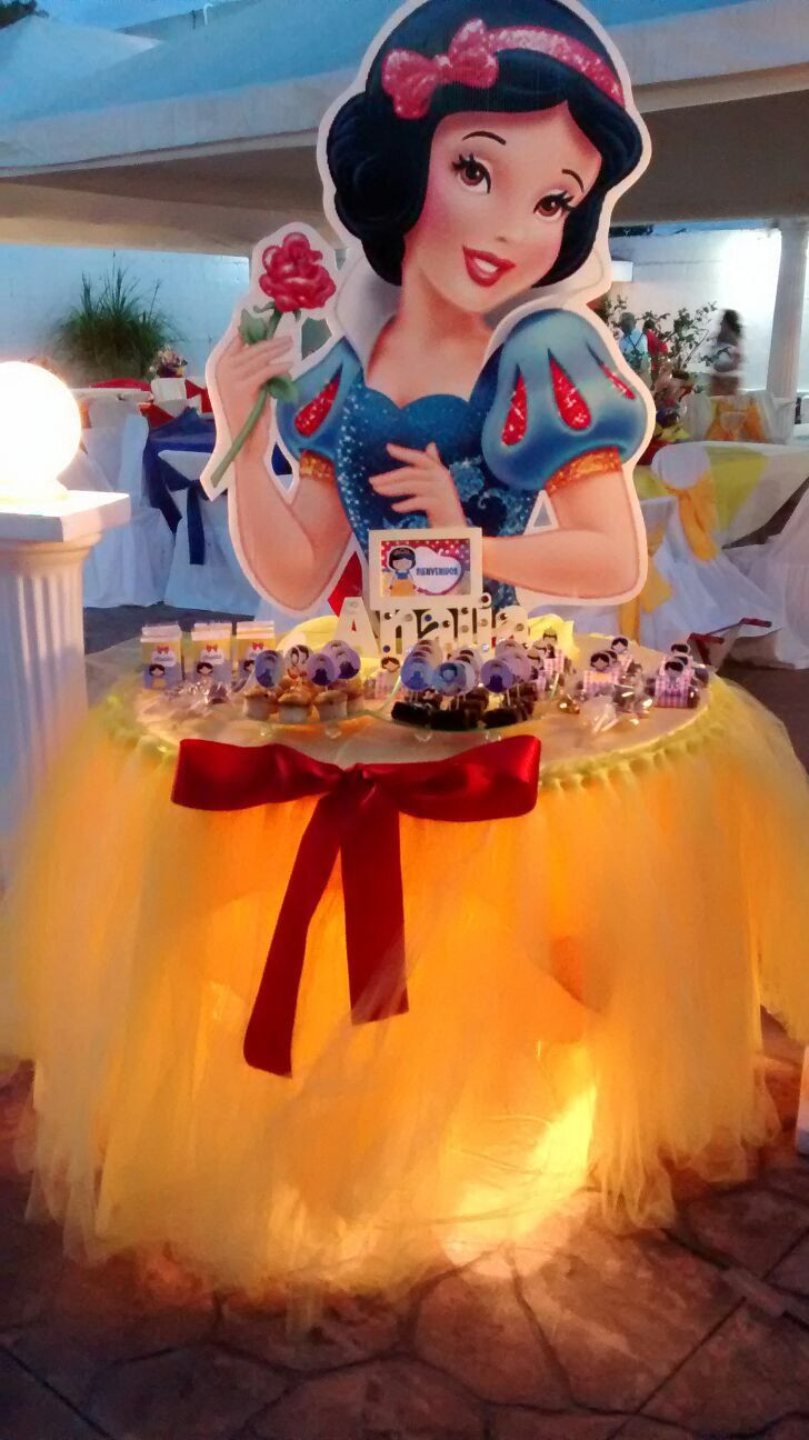 Snow White Birthday Decorations
 What a great dessert table for a Princess party This Snow