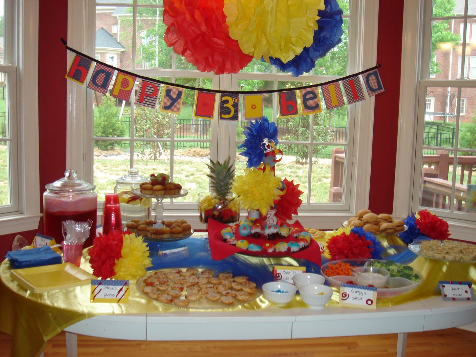 Snow White Birthday Decorations
 Everyday is a "Hollyday" Snow White Party