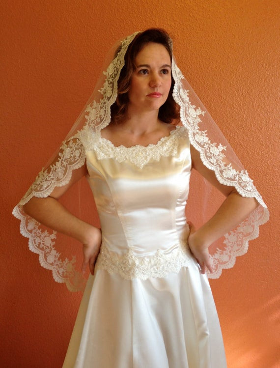 Spanish Mantilla Wedding Veil
 Bridal Lace Veil Wedding veil in hip length Mantilla with
