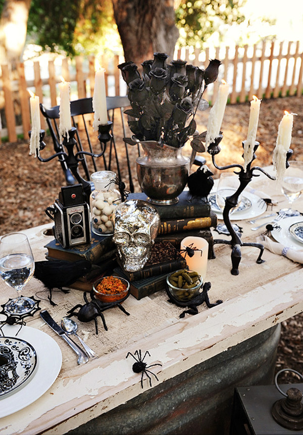 Table Decorating Ideas For Halloween Party
 Halloween Table Settings 12 Spooky & Glamorous Ideas