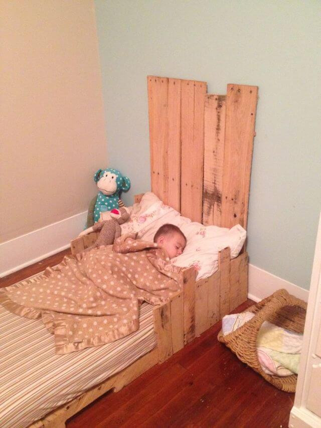 Toddler Bed DIY
 5 Simple DIY Pallet Toddler Beds