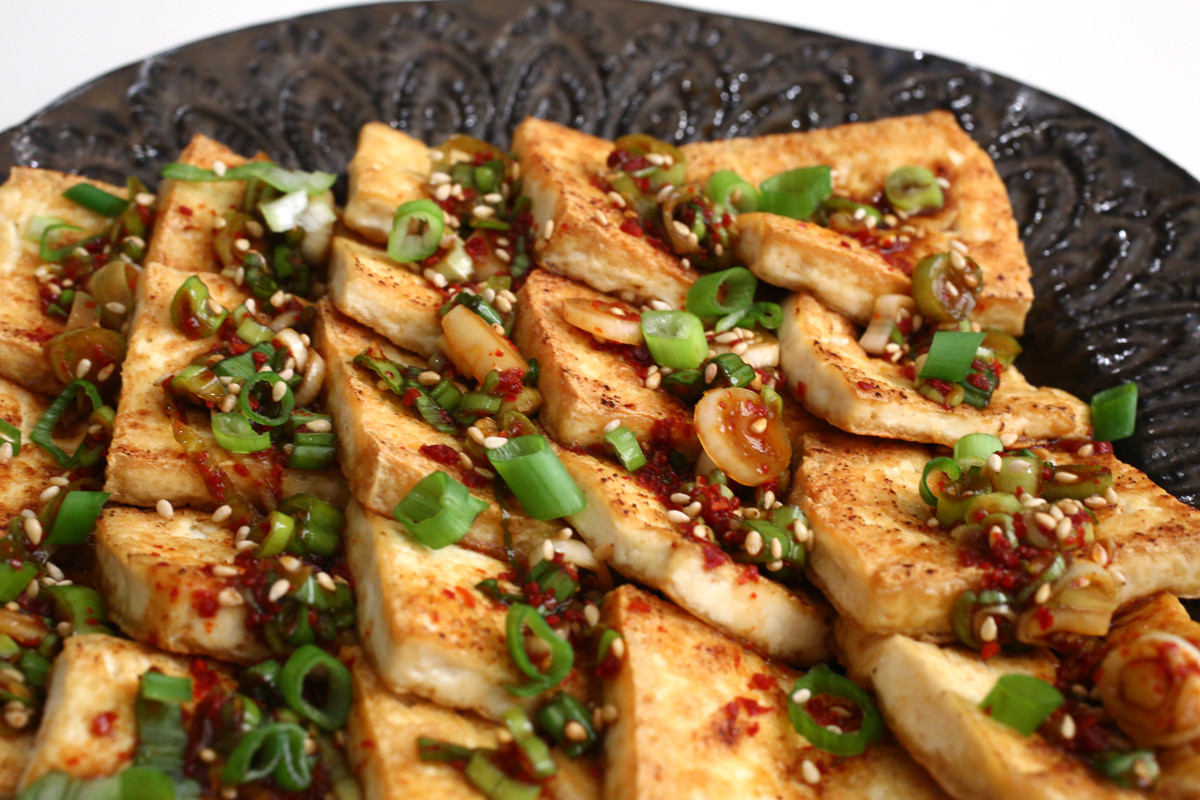 Tofu Snacks Recipe
 Pan fried tofu with spicy sauce Dububuchim yangnyeomjang