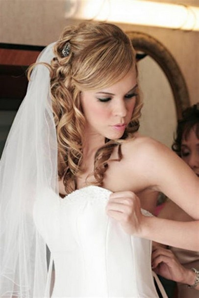 Wedding Hairstyles For Curly Hair With Veil
 4 Romantic Wedding Hairstyles with Veils Pretty Designs