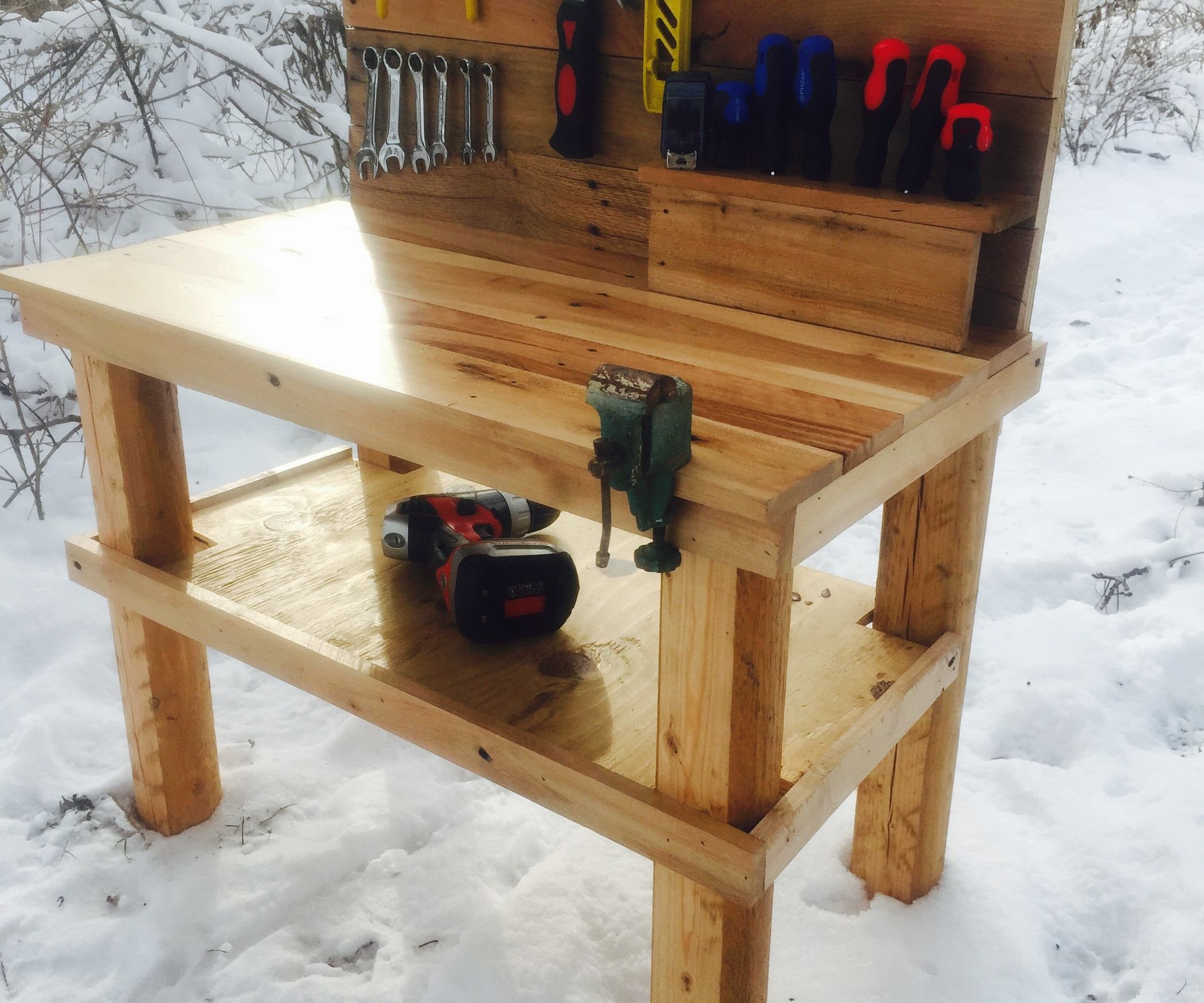 Wood Work Bench DIY
 DIY Pallet Wood Workbench