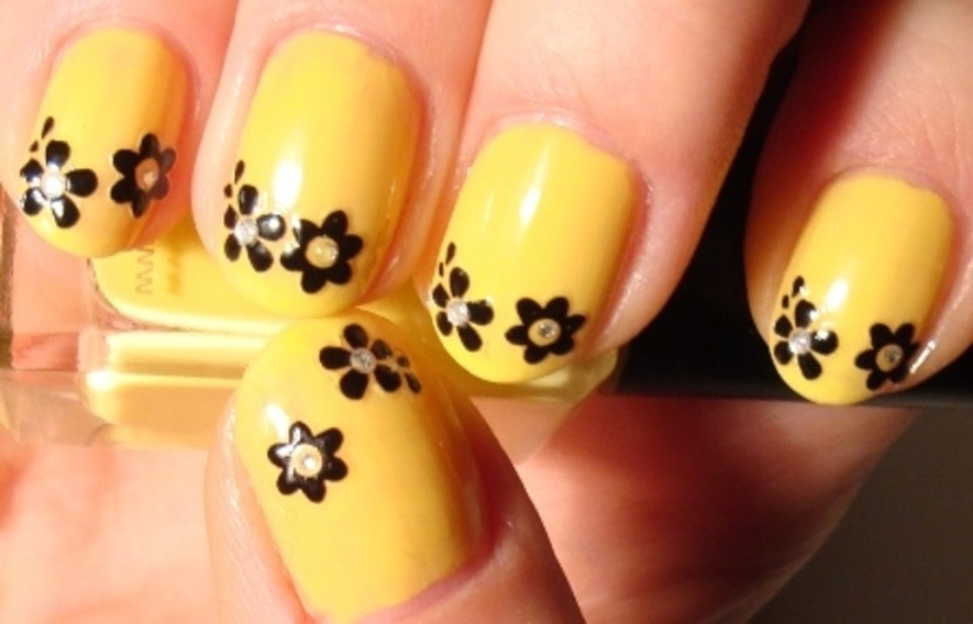 Yellow And Black Nail Art
 Yellow Nail Art