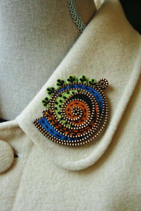 Brooches Tutorial
 Felt and zipper abstract brooch by woollyfabulous on Etsy
