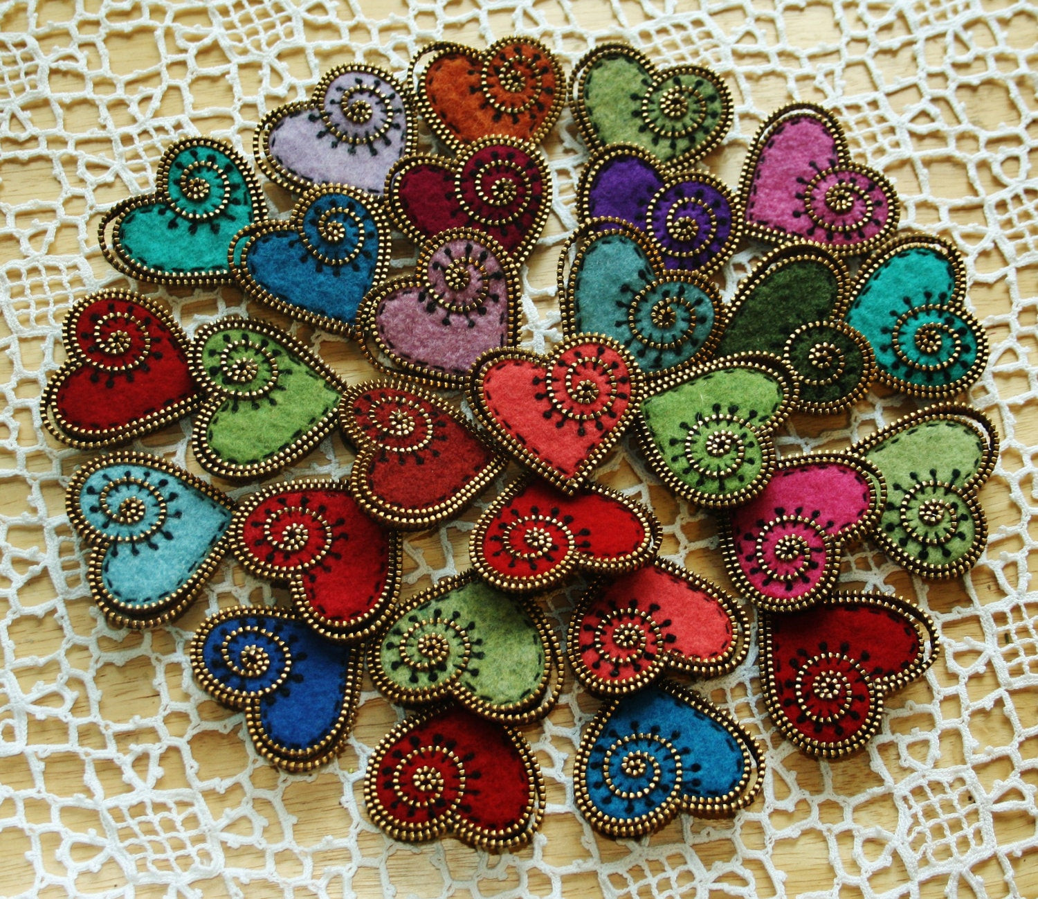 Brooches Tutorial
 Tutorial for making a felt and zipper heart brooch PDF