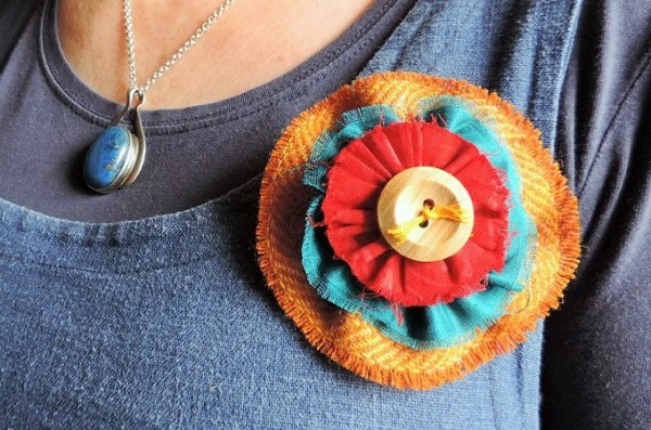 Brooches Tutorial
 Tutorial Colorful scrappy fabric flower brooch – Sewing