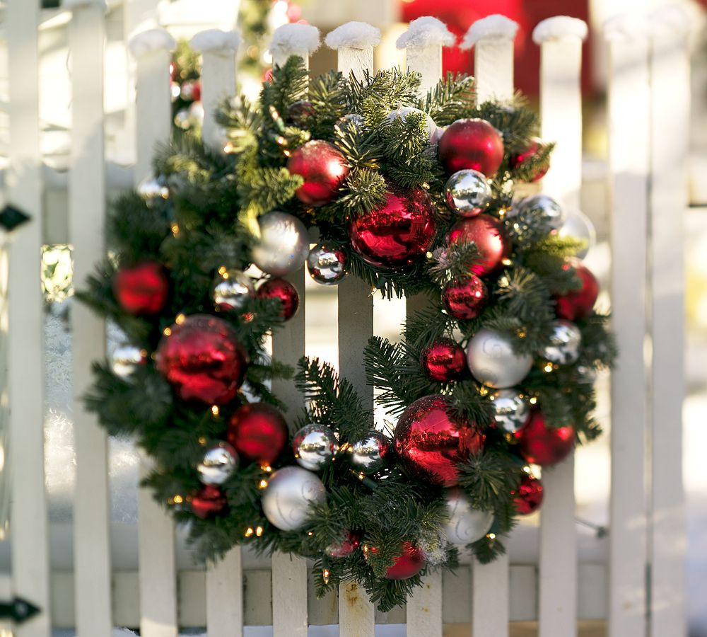 Christmas Outdoor Decor
 Bon Marché DIY Holiday Wreaths