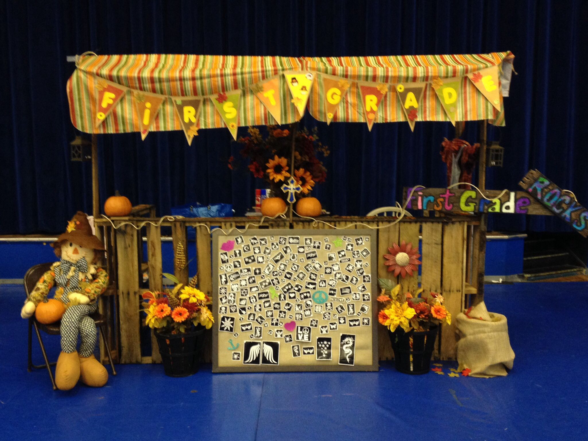 Fall Fest Booth Ideas
 Just a few pallets and wa lah Fall festival booth for St