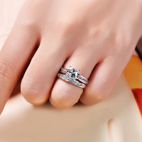 Proper Way To Wear Engagement And Wedding Rings
 How to Wear Wedding Ring