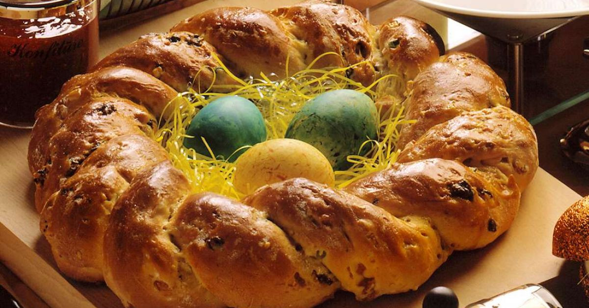 Easter Bread With Raisins
 Easter Twisted Bread with Raisins recipe
