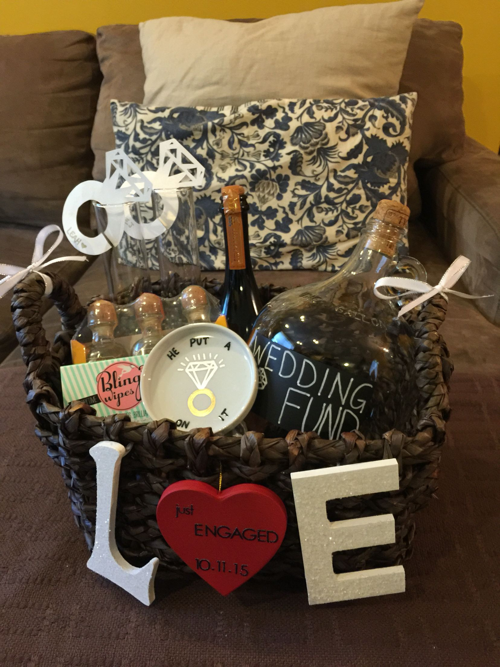 Engagement Gift Ideas For Couples
 Engagement Gift Basket Ideas For Couples